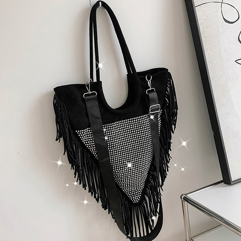 Venta al por mayor Bolso de hombro con múltiples remaches y borlas de PU